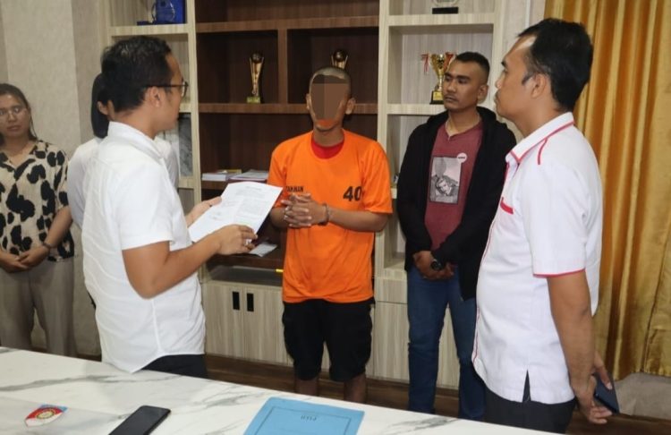 Kasat Reskrim Polresta Deli Serdang Kompol I Kadek H Cahyadi, SH, SIK, MH mengintrogasi pelaku pencabulan anak di Mapolresta Deliserdang, Senin (28/5/2023). (Foto Dok/ Polresta DS)