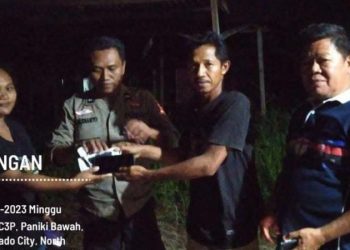 Polisi Lingkungan di Kelurahan Paniki Lingkungan V Kecamatan Mapanget, melaksanakan mediasi kasus perihal menunggaknya angsuran kredit handphone, Minggu (28/05/2023).
