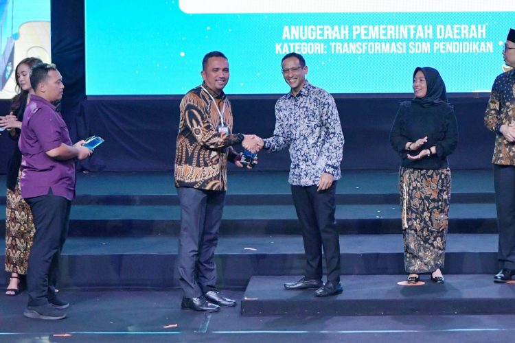 Piagam penghargaan anugerah merdeka belajar tersebut diserahkan langsung oleh Menteri Pendidikan, Kebudayaan, Riset dan Teknologi (Kemendikbudristek) Republik Indonesia Nadiem Anwar Makarim, kepada Pj Wali Kota Sabang Reza Fahlevi, di Yogyakarta, Senin (29/5/2023).