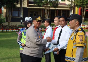 Kapolres Pagaralam Polda Sumsel AKBP Erwin Irawan S.I.K pimpin upacara pemberian pengharagaan kepada personel Polres Pagaralam yang berprestasi, Selasa (30/05/2023).