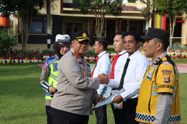 Kapolres Pagaralam Polda Sumsel AKBP Erwin Irawan S.I.K pimpin upacara pemberian pengharagaan kepada personel Polres Pagaralam yang berprestasi, Selasa (30/05/2023).