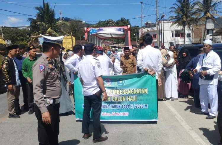 Polres Toba melaksanakan pengamanan keberangkatan 8 calon jamaah haji Tahun 2023 Selasa (30/05/2023) bertempat di Masjid Al Hadhonah Kelurahan Napitupulu Kecamatan Balige