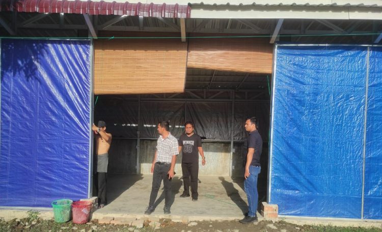 Personel Reskrim Polsek Percut Sei Tuan melakukan penggerebekan di dua tempat yang diduga dijadikan lokasi perjudian, Selasa (30/5/2023).