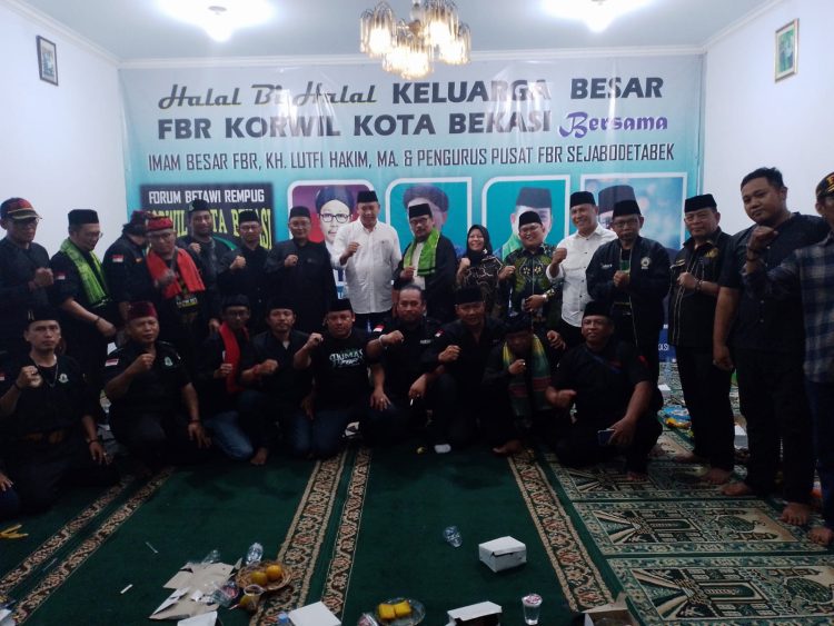 Halal Bi Halal Keluarga Besar FBR Koordinator Wilayah ( KORWIL) Kota Bekasi,bersama Imam Besar FBR KH.Lutfi Hakim,MA serta Pengurus Pusat FBR Sejabodetabek dan juga Para Pimpinan dari 46 Gardu yang ada di Kota Bekasi (foto : Mitrapolri.com)