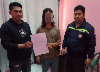 Bhabinkamtibmas Kelurahan Mapanget Barat dan Kima mendatangi TKP keributan akibat miras di kel Lapangan Lingkungan 4 kec mapanget sehingga di amankan pelaku RK (26)