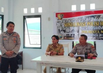 Kapolsek Wanea Kompol Arie Najoan melakukan Sosialisasi Polisi Lingkungan kepada kepala lingkungan di Kecamatan Wanea, Selasa (30/5/2023)