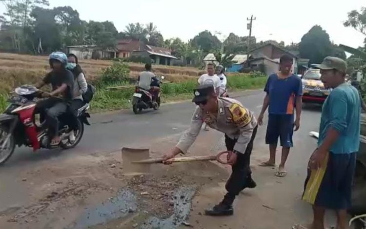 Polisi dari Polsek Kutasari melakukan pengaturan arus lalu lintas dan menutup tumpahan oli di ruas jalan raya Desa Meri, Kecamatan Kutasari, Kabupaten PurbaIingga,
