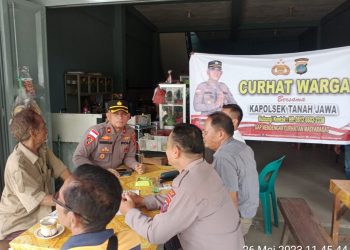 Kapolsek Tanah Jawa KOMPOL M.Nainggolan SH. M.Si. di dampingi bersama personil Polsek Tanah Jawa yaitu PanIt Binmas Polsek Tanah Jawa IPDA Syafrizal Bhabinkamtibmas Aipda M.Nur Nasytion Kasium Polsek Tanah jawa AIPTU P.E. Pakpahan dalam kegiatan Jumat Curhat