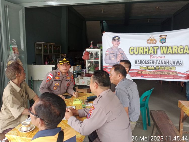 Kapolsek Tanah Jawa KOMPOL M.Nainggolan SH. M.Si. di dampingi bersama personil Polsek Tanah Jawa yaitu PanIt Binmas Polsek Tanah Jawa IPDA Syafrizal Bhabinkamtibmas Aipda M.Nur Nasytion Kasium Polsek Tanah jawa AIPTU P.E. Pakpahan dalam kegiatan Jumat Curhat