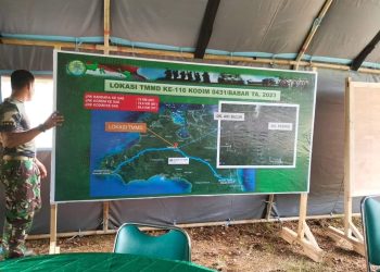 Anggota TNI Kodim 0431/Babar bersama warga melaksanakan penyiapan tempat, sarana dan prasarana pendukung kegiatan, salah satunya penyiapan Posko dan tempat pelaksanaan upacara pembukaan