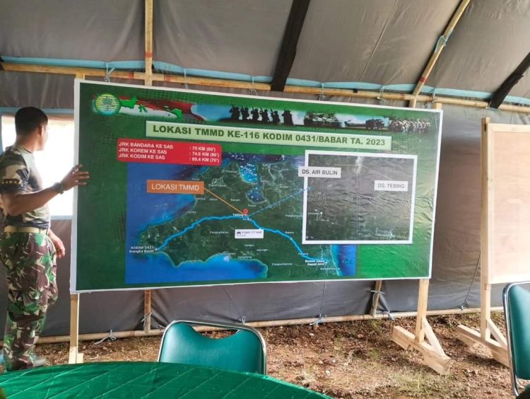 Anggota TNI Kodim 0431/Babar bersama warga melaksanakan penyiapan tempat, sarana dan prasarana pendukung kegiatan, salah satunya penyiapan Posko dan tempat pelaksanaan upacara pembukaan