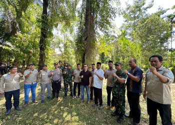 Kapolresta Deliserdang Kombes Pol Irsan Sinuhaji, SIK, MH, foto bersama tamu.undangan saat menghadiri kegiatan pelestarian lingkungan Kabupaten Deliserdang di Desa Pisang Pala Kecamatan Galang Kabupaten Deliserdang, Minggu (28/5/2023). (Foto Dok/ Polresta DS)
