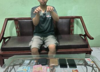 Pelaku RF (22) warga Perumnas DL Sitorus Simp Mangga Kabupaten Labuhanbatu beserta Barang bukti yang diamankan (foto : Dok/Denpom I/1 Pematangsiantar)