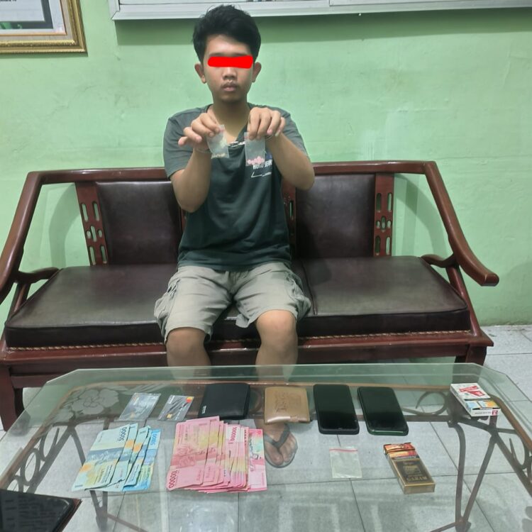Pelaku RF (22) warga Perumnas DL Sitorus Simp Mangga Kabupaten Labuhanbatu beserta Barang bukti yang diamankan (foto : Dok/Denpom I/1 Pematangsiantar)