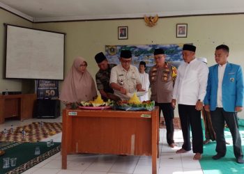 Pemotongan nasi tumpeng dalam rangka Tasyukuran ke-24 Kecamatan Sukamakmur  oleh Camat Sukamakmur Bapak Basri Hasan, didampingi tokoh agama, tokoh pemuda dan juga Kapolsek Sukamakmur Iptu Pranolo