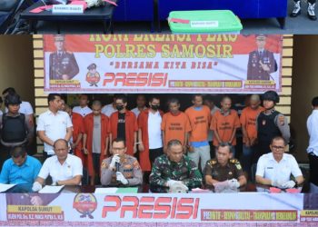 Polres Samosir melaksanakan Konferensi Pers terkait pengungkapan kasus Tindak Pidana Pembunuhan, Korupsi, Perjudian serta Tindak Pidana Narkotika di wilayah Kabupaten Samosir yang dipimpin langsung oleh Kapolres Samosir AKBP Yogie Hardiman, S.H.,S.I.K.,M.H.