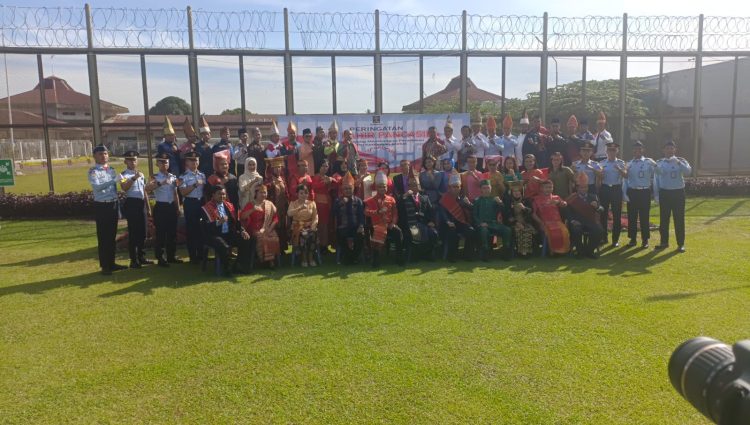 Lapas kelas IIa Pematangsiantar Kanwil Kemenkumham Sumut tepatnya di Jalan Asahan Km 7, Nomor 8 Pematang Siantar, Provinsi Sumatera Utara, laksanakan giat upacara Hari Lahir (HARLA) Pancasila Tahun 2023, Kamis (01/06/2023) sekira pukul 08.00 Wib.
