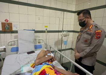 Kapolresta Deliserdang, Kombes Pol Irsan Sinuhaji membesuk Aiptu Jetro M. Pakpahan yang terbaring di RS. Grand Medistra Lubuk Pakam, Jumat (2/6/2023). (Foto Dok/ Polresta DS)