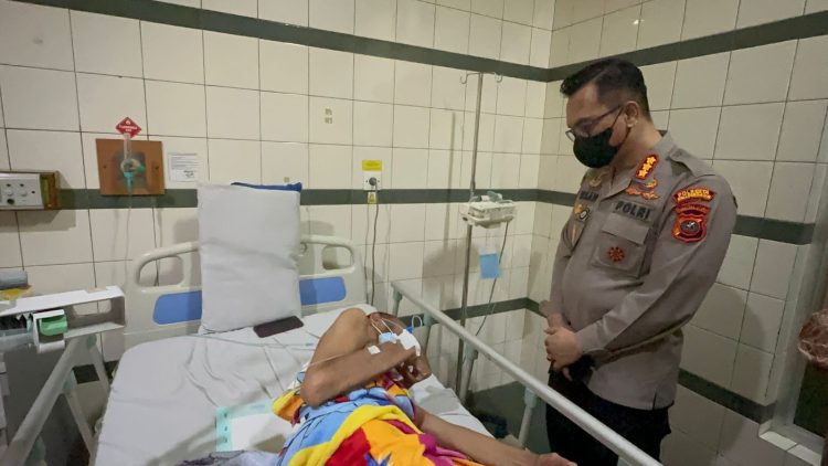 Kapolresta Deliserdang, Kombes Pol Irsan Sinuhaji membesuk Aiptu Jetro M. Pakpahan yang terbaring di RS. Grand Medistra Lubuk Pakam, Jumat (2/6/2023). (Foto Dok/ Polresta DS)