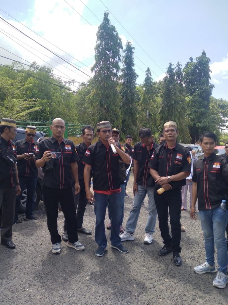 Keluarga korban kecewa saat menyampaikan Orasinya kamis 29 mei 2023 di depan kantor Dinas Kesehatan Kabupaten Soppeng bersama anggotanya dari Badan khusus WASPAMOPS LMR RI Provinsi Sulawesi Selatan