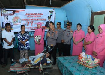 Kapolres Samosir, AKBP Yogie Hardiman, beserta jajaran dan Ketua Bhayangkari Cabang Samosir, Widya Hardiman. Melaksanakan anjangsana penuh makna di Desa Ambarita, Kecamatan Simanindo, Kabupaten Samosir, Jumat (2/6/23) jam 15.00 Wib.