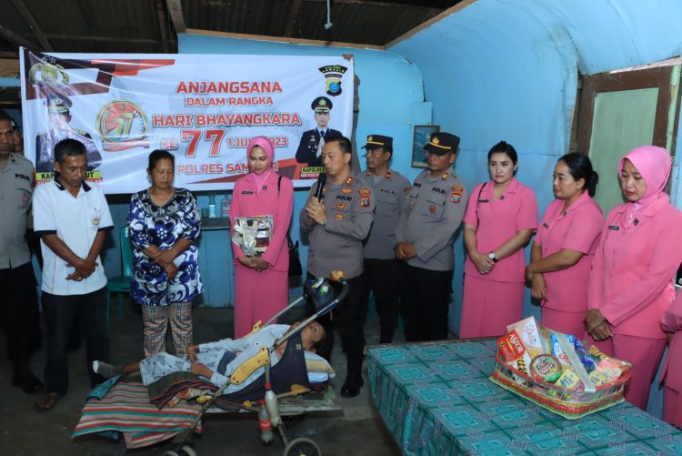 Kapolres Samosir, AKBP Yogie Hardiman, beserta jajaran dan Ketua Bhayangkari Cabang Samosir, Widya Hardiman. Melaksanakan anjangsana penuh makna di Desa Ambarita, Kecamatan Simanindo, Kabupaten Samosir, Jumat (2/6/23) jam 15.00 Wib.