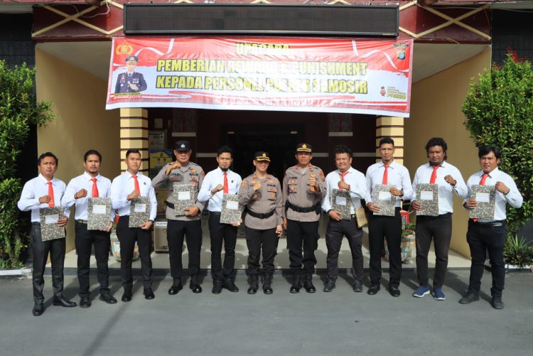 Kapolres Samosir AKBP Yogie Hardiman, S.H, S.I.K MH pimpin pelaksanaan Upacara Pelepasan Purna Bhakti, dan Pemberian Reward 11 Personil Polres Samosir Tahun 2023, Jumat (02/06/2023)