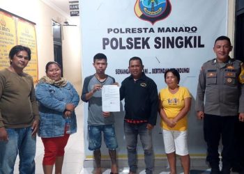 Bripka Jefta Pandeiroot menyelesaikan kasus warga berperkara di Kelurahan Kombos Timur dengan pendekatan problem solving