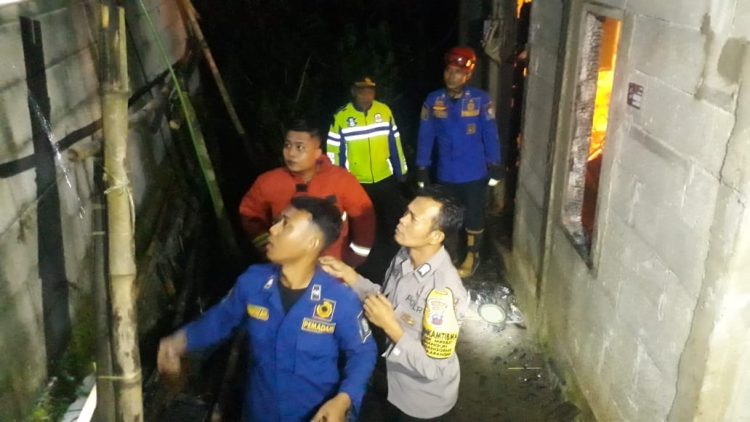 Rumah warga di Desa Tangkisan, Kecamatan Mrebet, Kabupaten Purbalingga terbakar, Sabtu (3/6/2023) malam