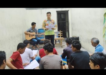 Personil Polres Dairi Briptu Teddy Sianturi dan didampingi pelayan Lembaga Pelayanan Mahasiswa Indonesia an. Jeremia Simanjutak, gelar kegiatan Rutin pembinaan rohani dan mental terhadap tahanan Polres Dairi, Minggu (04/06/2023)
