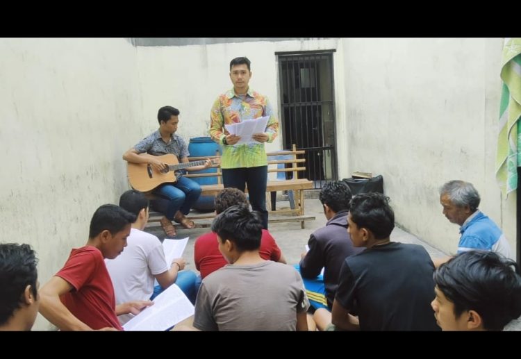 Personil Polres Dairi Briptu Teddy Sianturi dan didampingi pelayan Lembaga Pelayanan Mahasiswa Indonesia an. Jeremia Simanjutak, gelar kegiatan Rutin pembinaan rohani dan mental terhadap tahanan Polres Dairi, Minggu (04/06/2023)