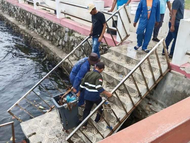Pemerintah Kota Sabang melalui Dinas Lingkungan Hidup dan Kebersihan, Dinas Kelautan dan Perikanan, serta beberapa masyarakat Kota Sabang, bersama-sama turun langsung melakukan aksi bersih-bersih sampah, dibeberapa lokasi, seperti di seputaran kawasan tugu merah putih dan kawasan Sabang Fair
