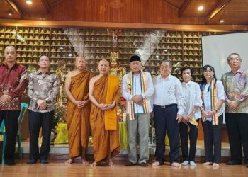Sejumlah personel Polsek Wenang Polresta Manado melaksanakan pengamanan kegiatan Ibadah Hari Raya Waisak 2567 BE/tahun 2023 Masehi