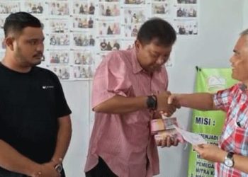 Dino Haryadi menerima tali asih pengganti bangunan rumahnya yang ada di lahan HGU dari PTPN 2, Minggu (4/6/2023). (Foto Dok/ PTPN 2)