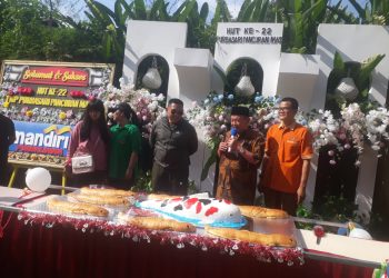 Komandan Kodim 0702/Purbalingga Letkol Inf Dipo Sabungan Lumban Gaol dan Ketua Persit KCK Cabang XVII Kodim Purbalingga Ny. Magda Dipo Sabungan Lumban Gaol bersama anggota serta PNS turut meriahkan ulang tahun Obyek Wisata Purbasari Pancuran Mas dengan menggelar olahraga bersama dan berbagai kegiatan