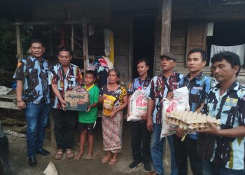 PAC Ikatan Pemuda Karya (IPK) kecamatan Tanah Jawa memberikan sembako berupa beras dan sembako kepada masyarakat yang kurang mampu sebagai bentuk kepedulian kepada masyarakat yang kurang mampu, bertempat di nagori Bayu Bagasan kecamatan Tanah Jawa kabupaten Simalungun