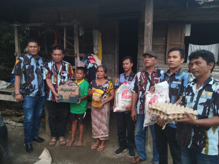PAC Ikatan Pemuda Karya (IPK) kecamatan Tanah Jawa memberikan sembako berupa beras dan sembako kepada masyarakat yang kurang mampu sebagai bentuk kepedulian kepada masyarakat yang kurang mampu, bertempat di nagori Bayu Bagasan kecamatan Tanah Jawa kabupaten Simalungun