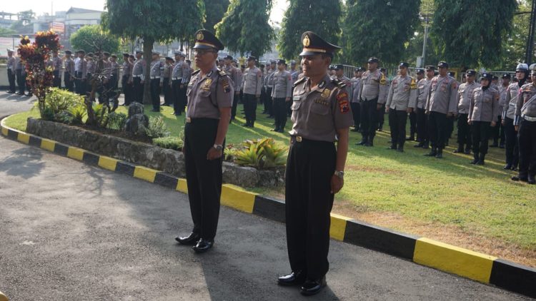 Dua personel yang menerima kenaikan pangkat pengabdian dari Iptu menjadi AKP yaitu Wakapolsek Bukateja AKP Darsono. Selain itu dari Aiptu ke Ipda diberikan kepada Kapolsubsektor Kertanegara Ipda Sepir Indarto.

Sedangkan personel yang menerima penghargaan yaitu Ipda Mulyanto, Aipda Hendro Bawono, Bripka Roki Yuli Priono, Briptu Ridho Arif, Briptu Nindya Lutfiana, Briptu Nida Aulia, Bripda Rizqi Putra, Bripda Besar Alamsyah, Bripda Whimpy Aditya