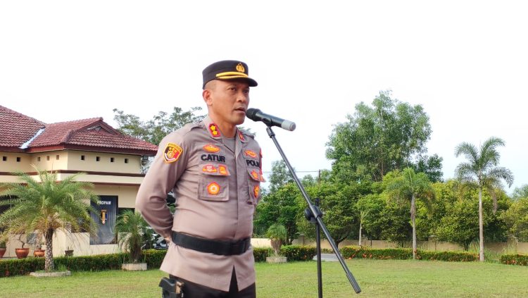 Kapolres Bangka Barat AKBP Catur Prasetiyo SIK memimpin pelaksanaan apel pagi jam Pimpinan serta memberikan arahan dan bimbingan kepada seluruh personel Polres Bangka Barat. Senin (05/06/2023)