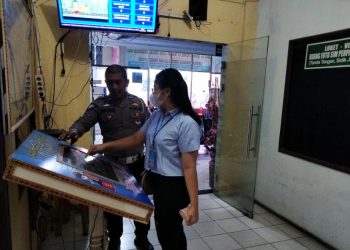 Petugas unit Regident satuan pelayanan masyarakat (Satpas) melayani warga yang mengurus pembuatan SIM di Satlantas Polresta Deliserdang, Sabtu (3/6/2023). (Foto Dok/ Polresta DS)