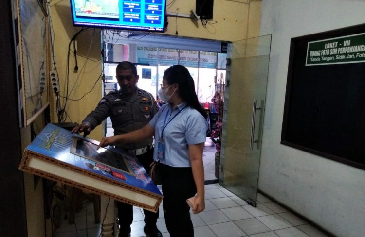 Petugas unit Regident satuan pelayanan masyarakat (Satpas) melayani warga yang mengurus pembuatan SIM di Satlantas Polresta Deliserdang, Sabtu (3/6/2023). (Foto Dok/ Polresta DS)