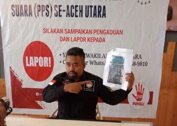 Iskandar, PB saat melakukan konferensi pers pada salah satu caffe di Aceh Utara terkait pembukaan posko pengaduan khusus pungli dana operasional dan honor Panitia Pemungutan Suara oleh Panitia Pemilihan Kecamatan (PPK) di seluruh Aceh Utara.
