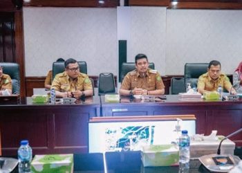 Walikota Medan Bobby Nasution saat menerima audiensi Kepala Kantor Pertanahan Kota Medan Reza Andrian Fachri di Balai Kota, Selasa (6/6/2023).