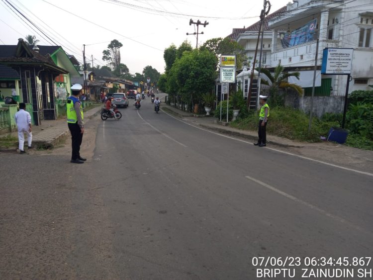 Satuan Lalu Lintas Polres Penukal Abab Lematang Ilir (PALI) menggelar kegiatan strong point dengan melakukan penjagaan dan pengaturan lalu lintas di 5 titik rawan lakalantas, kemacetan, pusat keramaian yang ada di wilayah hukum Polres PALI, Rabu (07/06/2023).