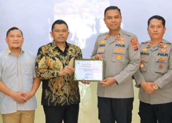 Ketua DPRD Labuhanbatu Utara, Indra Surya Bakti Simatupang menyerahkan secara langsung Piagam Penghargaan kepada Kapolres Labuhanbatu, AKBP James Hutajulu dan Polres Labuhanbatu