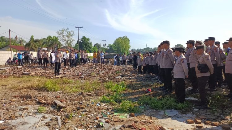 PAM penertiban bangunan liar milik penggarap di lahan PTPN II Kebun Bandar Klippa di Jalan Kemuning Baru Dusun XIII Desa Sampali, Kecamatan Percut Sei Tuan, Deliserdang sesuai dengan SHGU No 152/Sampali Tahun 2005, Rabu (7/6/2023). 