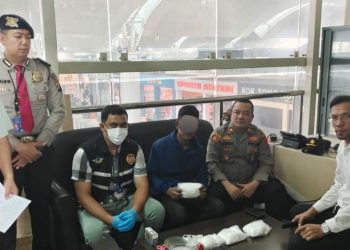 MA (27) warga Kecamatan Idi Tunong Kabupaten Aceh Timur saat setelah diamankan oleh petugas AVSEC Bandara KNIA dan personel Polsek Bandara KNIA bersama Sat Narkoba Polresta Deliserdang