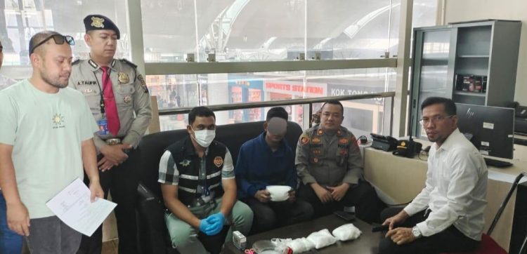 MA (27) warga Kecamatan Idi Tunong Kabupaten Aceh Timur saat setelah diamankan oleh petugas AVSEC Bandara KNIA dan personel Polsek Bandara KNIA bersama Sat Narkoba Polresta Deliserdang