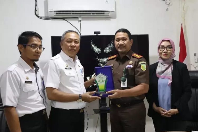 Penandatanganan Kerjasama pendampingan hukum antara Kejari dan Dinas Perdagangan OKI di Kayuagung, Kamis, (8/6/23).