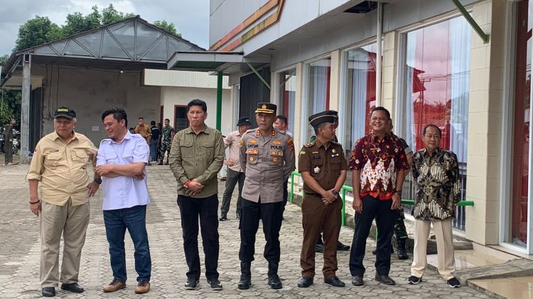 Kapolres Bangka Barat AKBP Catur Prasetiyo SIK menghadiri acara penutupan TNI Manunggal Membangun Desa (TMMD) Ke - 116 TA. 2023 di yang berlokasi di Desa Tebing Kec. Kelapa Bangka Barat